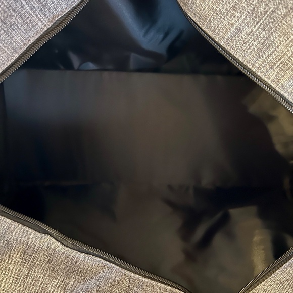 NWT Jimmy Choo Parfums Perfume Gray Black Zip Top Duffle Travel Bag - Picture 6 of 8